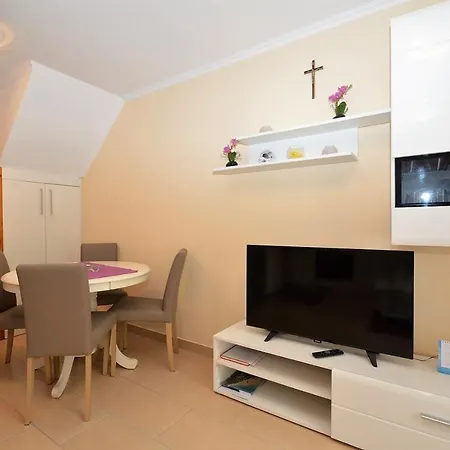 Apartment Hrasta *