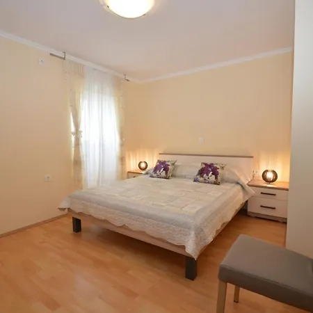 Hrasta Apartment *