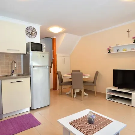 Apartment Hrasta *